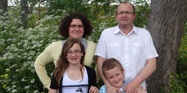 Edwige, Alain Fournié et leurs enfants accueillent Marie Dainat